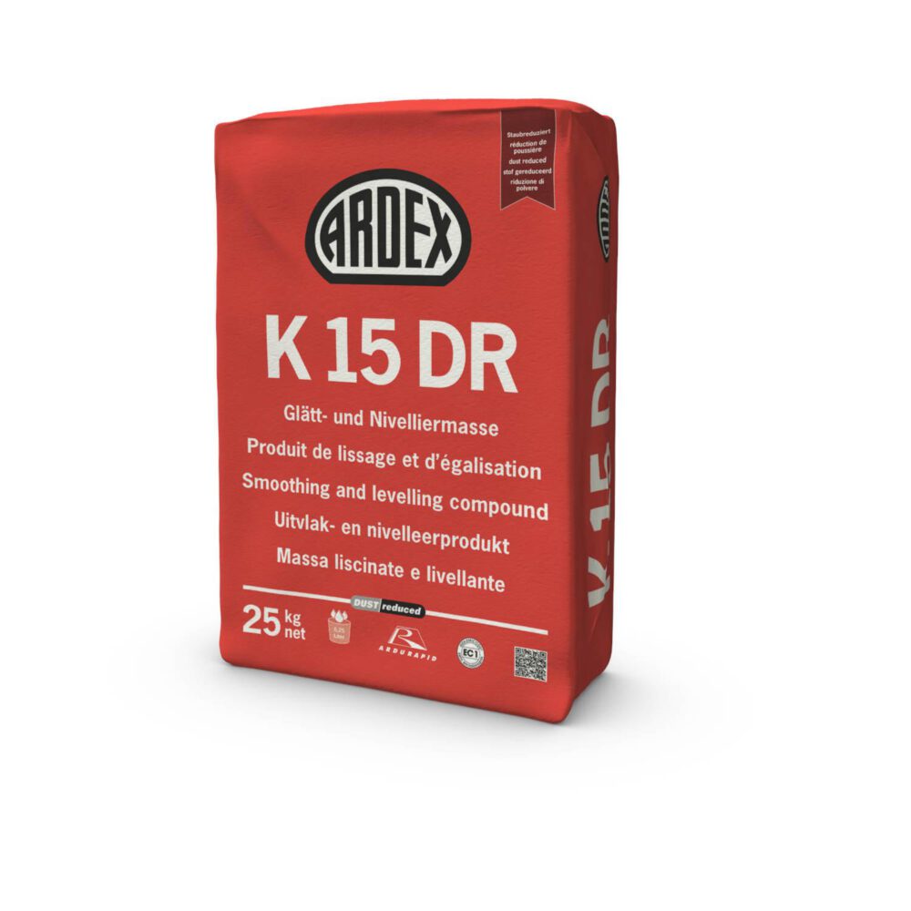 Ein 25-kg-Sack Ardex K15 DR Glätt-/Nivelliermasse mit mehrsprachigem Text und Branding auf einer weiß-roten, aufrecht stehenden Verpackung, die Produktdetails und Website-Informationen enthält.