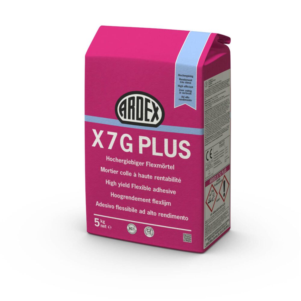 Ein 25-kg-Sack Ardex X7G Plus Flexmörtel trägt ein weißes und hellrosa Etikett mit Produktinformationen in mehreren Sprachen und Zertifizierungssymbolen.