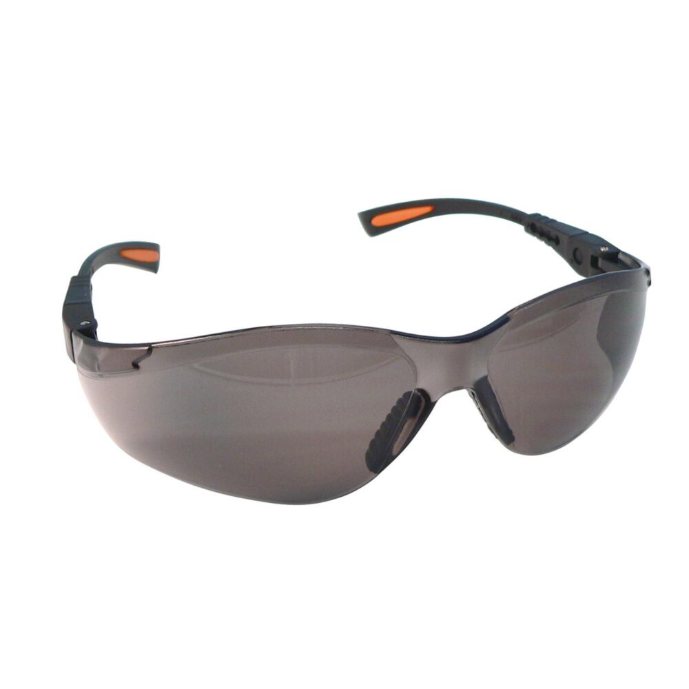 Triuso Schutzbrille mit getönten Gläsern: Eine Schutzbrille mit getönten Wraparound-Gläsern, schwarzem Rahmen und orangefarbenen Akzenten an den Bügeln.