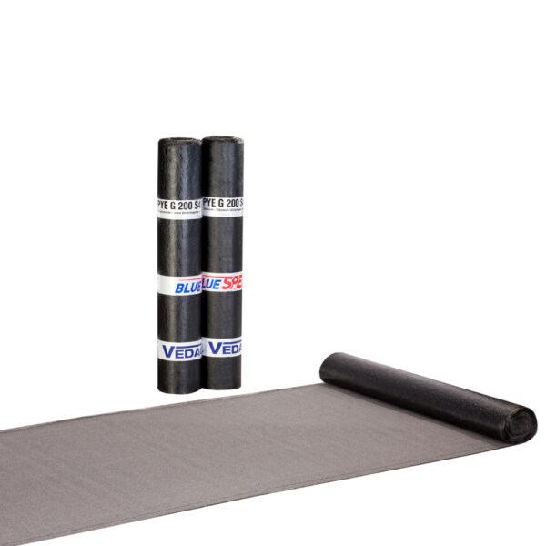 Zwei aufrecht stehende Rollen und eine abgerollte Bahn einer schwarzen Abdichtungs- oder Dachbahn, beschriftet mit BLUE VEDA S PYE G 200 S. Die Bahn liegt flach auf einem weißen Untergrund.