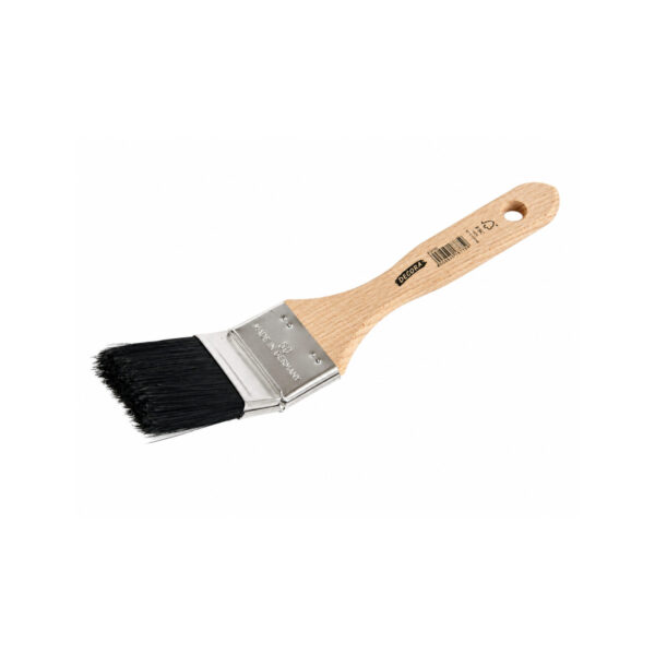 Der Winkelpinsel 50mm schwarze Borste FSC ist ein flacher Pinsel mit einem Holzstiel, einer Metallzwinge und schwarzen Borsten. Der Stiel ist mit einem Barcode, dem Markennamen und einem Loch zum Aufhängen versehen; abgebildet vor einem weißen Hintergrund.