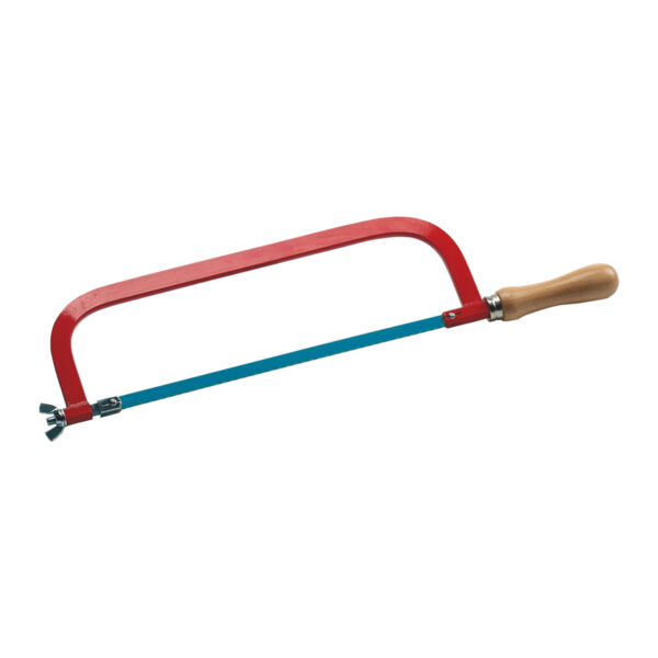 Der Metallsägebogen 18x8mm Rohr ist eine handgeführte Bügelsäge mit rotem Metallrahmen, blauem Blatt und hellbraunem Holzgriff, ideal zum Schneiden von Metall oder Kunststoff.